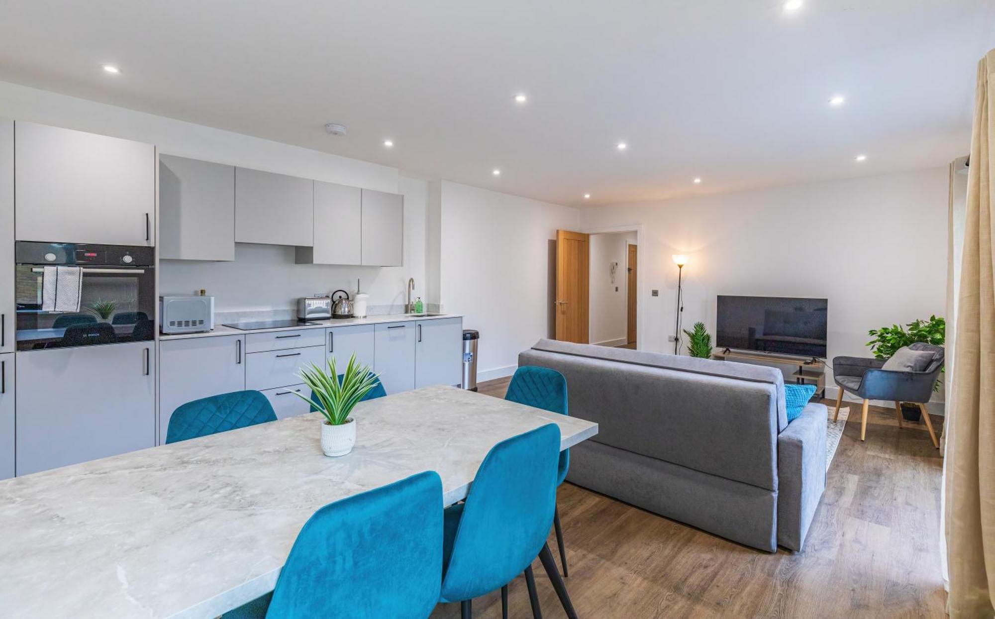 Central 2 Bed 2 Bath Apartment Near Brighton College, Beach, Hospital - Long Stay Offers Exterior foto