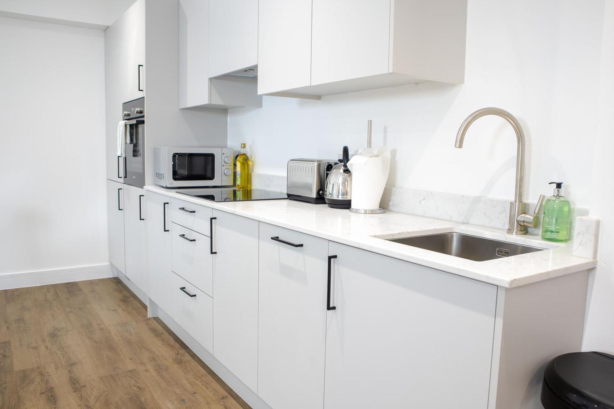 Central 2 Bed 2 Bath Apartment Near Brighton College, Beach, Hospital - Long Stay Offers Exterior foto