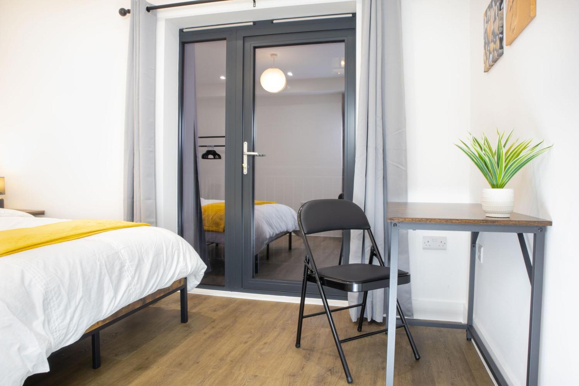 Central 2 Bed 2 Bath Apartment Near Brighton College, Beach, Hospital - Long Stay Offers Exterior foto